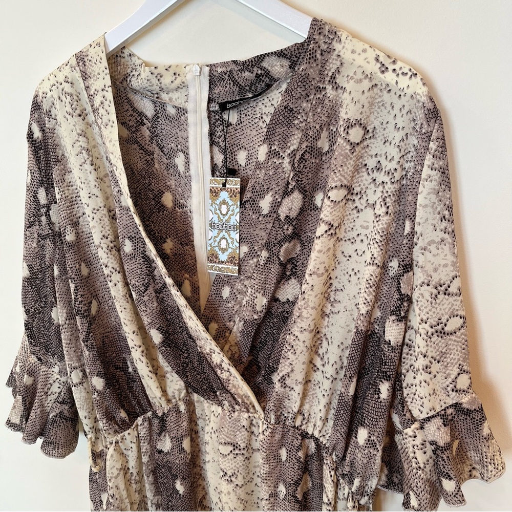 BooHoo Snakeskin Romper NWT Womens Size 14 Chiffon Ruffle Lightweight Zip Vaca - Picture 2 of 7